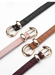Détails de ceintures fines motif crocodile en quatre couleurs avec boucle dorée en D