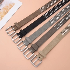 Cinq ceintures à rivets pour femmes style punk en différentes couleurs avec boucles argent