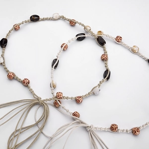 Ceinture tressée bohème avec perles irrégulières et pompons en beige et blanc