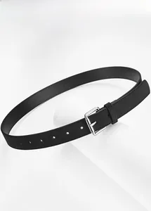 Détail d'une ceinture en similicuir noir mat avec boucle argentée et finitions perforées