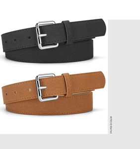 Détail de ceintures en similicuir mat noir et marron avec boucles en métal argenté