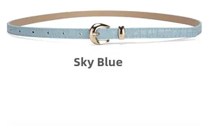Détail de la ceinture bleu ciel à motif crocodile et boucle fer à cheval dorée