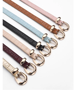 Détail de ceintures en cuir croco pour femmes avec boucles fer à cheval dorées en sept couleurs