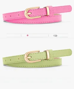 Dettaglio di sottili cinture in pelle scamosciata rosa e verde con fibbie dorate