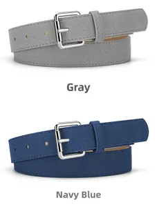 Détail de ceintures en daim gris et bleu marine avec boucles en métal argenté poli