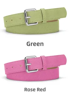 Gros plan de ceintures vert mat et rose rouge avec boucles en métal argenté élégantes