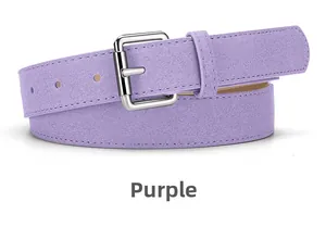 Détail d'une ceinture en faux daim violet avec boucle en métal argenté et couture fine