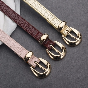 Trois ceintures fines pour femmes en cuir à motif crocodile avec boucles dorées