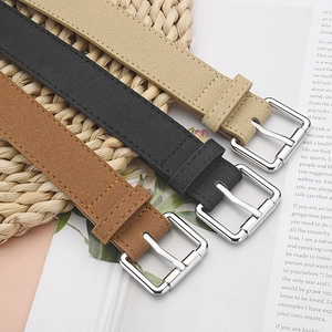 Trois ceintures en similicuir mat minimalistes en beige noir et marron avec boucles argent