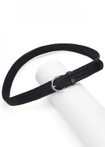 Détail d'une ceinture tressée noire avec boucle ronde argentée et finition en cuir