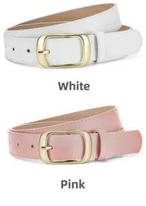 Détail de ceintures pour femmes blanches et roses avec boucles en métal doré sur fond blanc