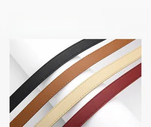 Détail de ceintures en cuir PU colorées avec texture litchi et coutures fines