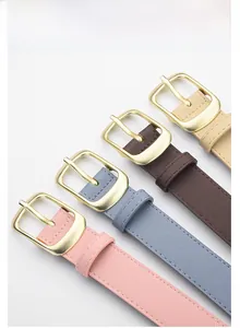 Détail de ceintures en cuir fin avec boucles dorées en alliage de zinc et tons pastel