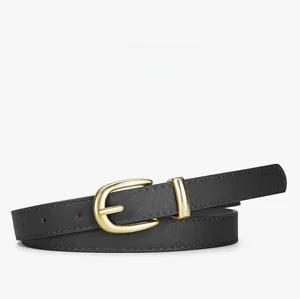 Détail de la ceinture noire en cuir PU avec boucle à ardillon en U dorée et texture fine