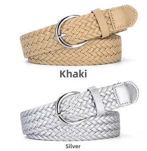 Détail des ceintures tressées kaki et argent avec boucle en D métallique pour femmes