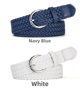 Détail de ceintures tressées en bleu marine et blanc avec boucles en métal argenté