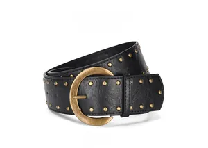 Détail de ceinture bohème vintage avec boucle en laiton et clous sur cuir noir gaufré