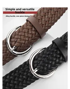 Vue détaillée de ceintures tressées en similicuir noir et marron avec boucles en D