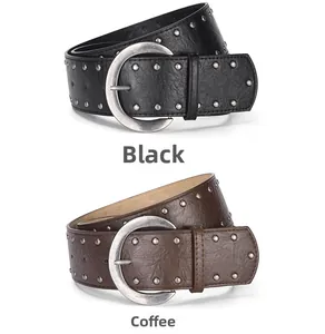 Détail de ceintures vintage noires et café avec rivets et boucles en fer à cheval argent