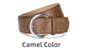 Détail de la ceinture camel style western avec clous argentés ronds et boucle métallique