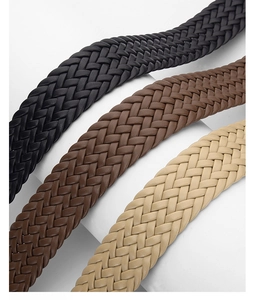 Détail de ceintures tressées en similicuir noir, marron et kaki avec boucles ardillon