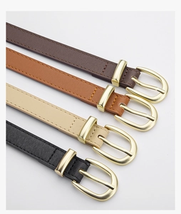 Lot de quatre fines ceintures en cuir PU noir, marron et beige avec boucles dorées