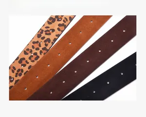 Détails de ceintures à motif léopard et daim avec coutures de bordure et trous de réglage