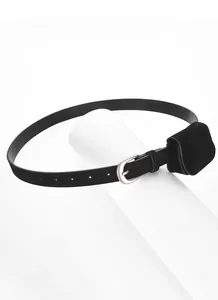 Détail de la ceinture en daim noir avec boucle argentée et mini pochette assortie