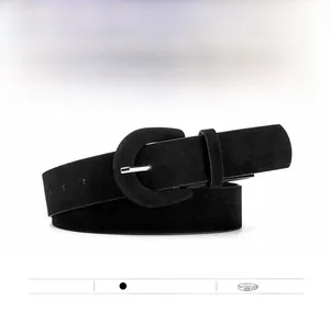 Détail de ceinture noire en daim avec une boucle en forme de U recouverte de tissu assorti