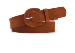 Détail d'une ceinture en daim camel avec boucle ronde recouverte du même tissu