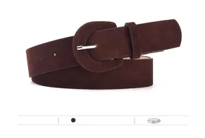 Détail d'une ceinture en daim marron café avec boucle fer à cheval mate et trous réglables