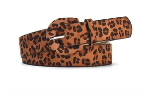 Détail d'une ceinture léopard en daim avec boucle ronde pour manteaux et robes en camel