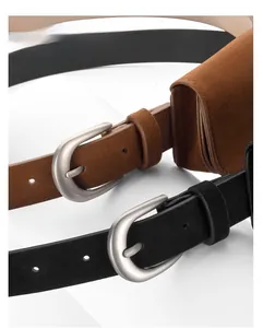 Gros plan sur ensemble de ceintures en daim mat avec boucle en alliage et mini sacoche