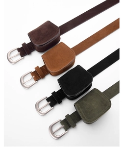Détail de quatre ceintures en daim mat avec mini-pochettes en marron, kaki, noir et vert