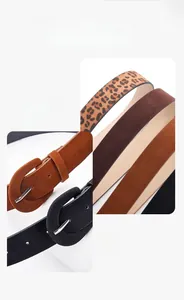 Détail de ceintures en daim avec boucles rondes en noir, marron et imprimé léopard