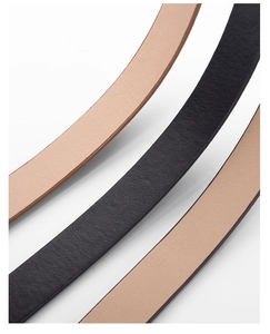 Détail de la texture du cuir grainé souple sur les ceintures vintage noires et marron