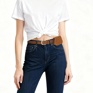 Sacoche de ceinture en suède mat rétro avec boucle ronde en métal sur tenue décontractée