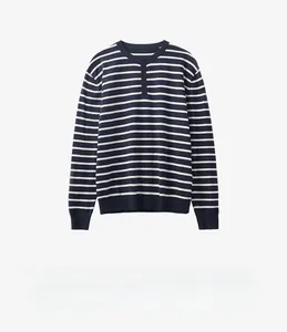 Detail van een gestreepte gebreide trui met een drieknoops Henley-halslijn in marineblauw