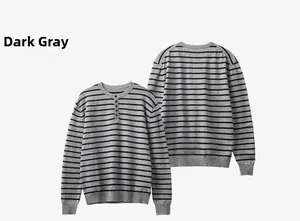 Detail van de donkergrijze gestreepte gebreide trui met een drieknoops Henley-halslijn