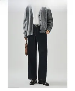 Detailansicht dunkelblaue Wide-Leg Jeans mit klassischen gelben Kontrastnähten