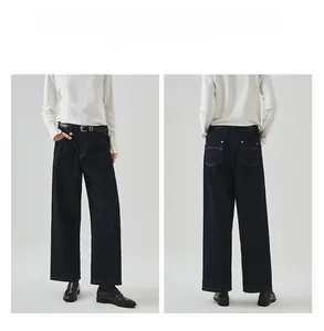 Detailaufnahme der Loose-Fit-Jeans mit hohem Bund und einzigartigem Kreuzknopfverschluss