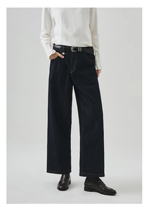 Detailaufnahme der dunkelblauen Wide-Leg-Jeans mit asymmetrischem Überlappungsbund