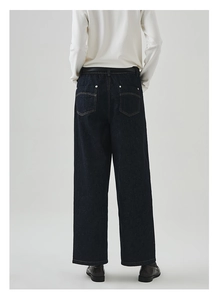 Detailansicht der dunkelblauen High-Waist-Jeans mit Kontrastnähten und schwarzem Ledergürtel