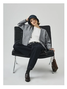 Urbanes Outfit mit dunkelblauer Wide-Leg-Jeans, grauer Strickjacke und gestreiftem Fischerhut