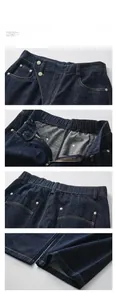Detailansicht der dunkelblauen Curved-Jeans mit Knopfdesign und elastischem Bund
