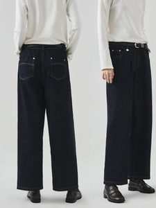 Dunkle Damen-Jeans mit weitem Bein, hoher Taille und dekorativen Kontrastnähten