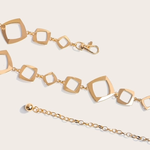 Detailansicht der goldenen hohlen geometrischen Metall-Taillenkette mit Karabinerverschluss