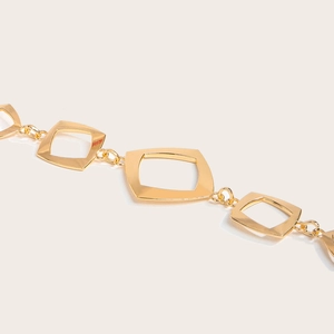 Detail der hohlen geometrischen quadratischen Glieder der goldenen Metall-Taillenkette