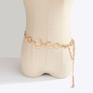 Detail einer hohlen geometrischen quadratischen Metall-Taillenkette in Gold auf einem Torso