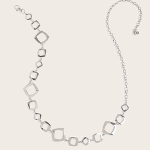 Detailaufnahme der hohlen geometrischen Metallkette mit verstellbarem Karabinerverschluss